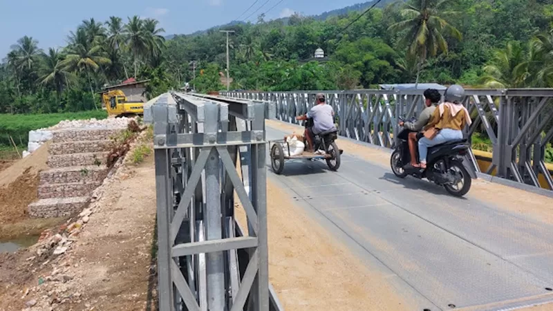 Setelah terputus selama sekitar satu setengah bulan akibat banjir bandang, akses utama yang menghubungkan Ruas Jalan Sitangkai-Tanjung Ampalu di perbatasan Kabupaten Tanah Datar dan Kabupaten Sijunjung kini kembali dapat dilalui kendaraan. (Foto: Pemprov Sumbar)