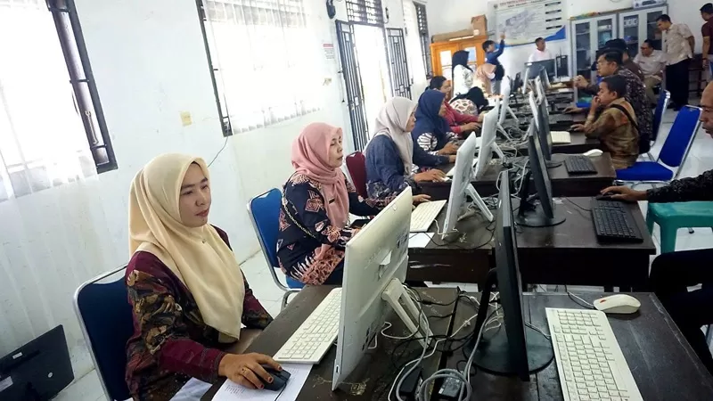 Pelaksanaan simulasi CBT di SMK Negeri 1 Pasaman, Kecamatan Pasaman, Kamis (30/7). (Foto: Pemkab Pasbar)