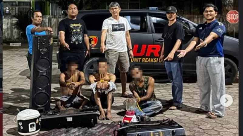 Ketiga tersangka masing-masing berinisial S (41), AS (38), dan RS (22), saat diamankan polisi. (Foto: Polres Pessel)