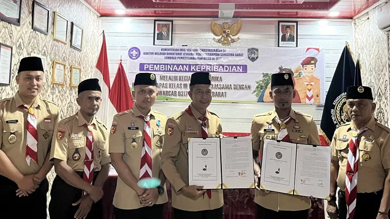Penandatanganan Perjanjian Kerja Sama (PKS) antara Ketua Kwarcab 0317 Gerakan Pramuka Pasaman Barat, Risnawanto, dan Kepala Lapas Kelas III Talu, Yongki Yulianto. Penandatanganan berlangsung di Aula Lapas Kelas III Talu, Kecamatan Talamau, Selasa (14/7/2026). (Foto: Pemkab Pasbar)