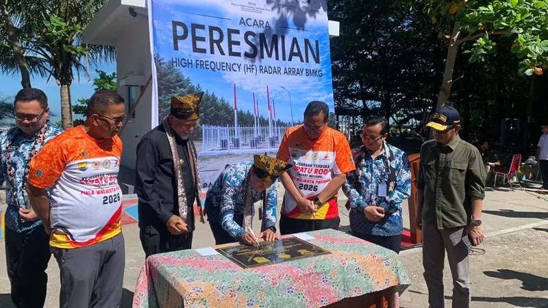 Pemerintah Provinsi Sumatera Barat (Pemprov Sumbar) menyatakan dukungan penuh terhadap pengoperasian High Frequency (HF) Radar Array milik Badan Meteorologi, Klimatologi, dan Geofisika (BMKG) yang mulai difungsikan di kawasan Pantai Lohong, Kota Pariaman, Jumat (3/7/2026). (FotoPemprov Sumbar)