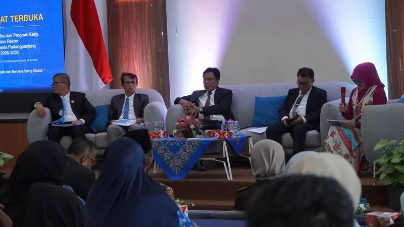  Empat bakal calon Rektor Institut Seni Indonesia (ISI) Padangpanjang periode 2026–2030 memaparkan visi, misi, serta program kerja dalam Sidang Senat Terbuka yang digelar di Lantai III Gedung Rektorat ISI, Kamis (16/7/2026).  (Foto: Pemko Padang Panjang)