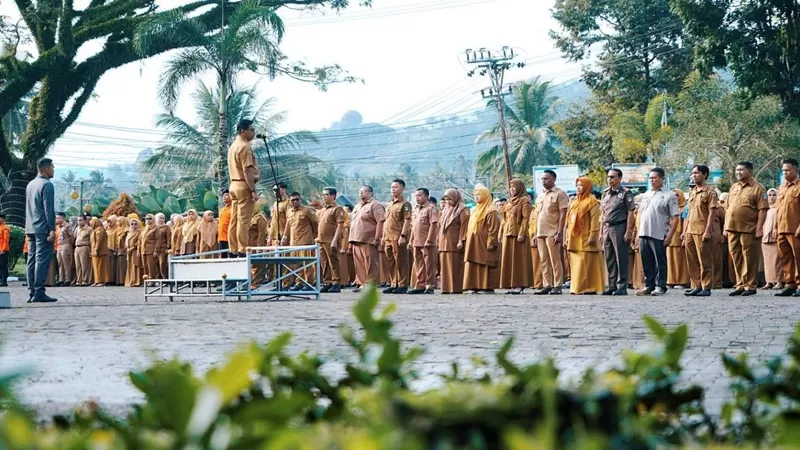 Apel Gabungan Aparatur Sipil Negara (ASN) di lingkungan Pemerintah Kabupaten Solok Selatan yang berlangsung di Halaman Kantor Bupati Solok Selatan, Senin (6/7/2026). (Foto: Pemkab Solsel)