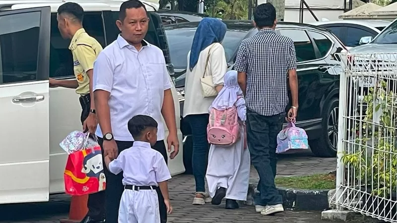 Imbauan Pemerintah Provinsi Sumatera Barat (Pemprov) Sumbar agar para ayah mengantar anak pada hari pertama sekolah mendapat sambutan positif dari masyarakat. Pemandangan tersebut terlihat di SD Islam Al Azhar 32 Padang, ketika sebagian besar peserta didik datang ke sekolah dengan didampingi ayah mereka sebagai bentuk dukungan saat memulai tahun ajaran baru. (Foto: Pemprov Sumbar)