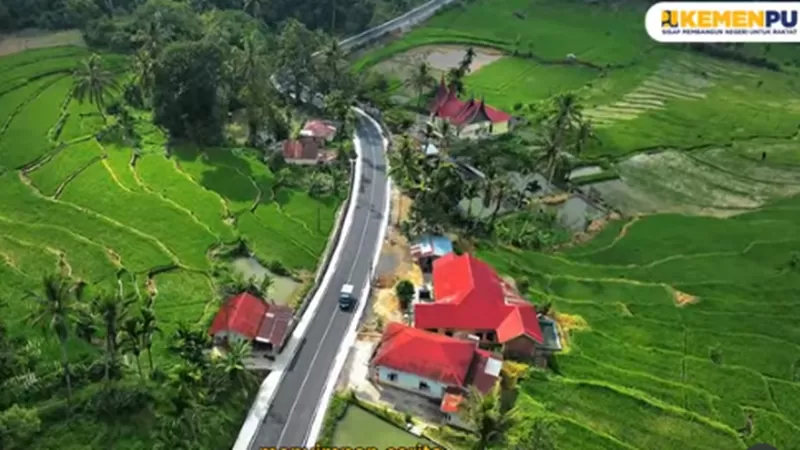 Ruas Jalan Batas Kota Payakumbuh-Sitangkai kini menghadirkan perubahan besar bagi masyarakat setelah ditingkatkan melalui Program Instruksi Presiden Jalan Daerah (IJD).  (Foto: BPJN Sumbar)
