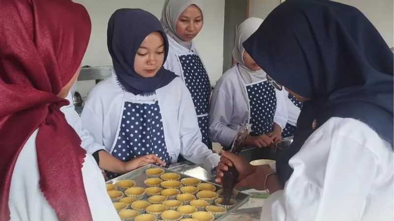 Pada 2026, Pemerintah Kabupaten Solok Selatan melalui Dinas Tenaga Kerja dan Transmigrasi (Disnakertrans) meningkatkan jumlah paket pelatihan sekaligus jumlah pesertanya setelah memperoleh dana apresiasi dari Kementerian Dalam Negeri atas keberhasilan daerah dalam menurunkan tingkat pengangguran. (Foto: Pemkab Solsel)