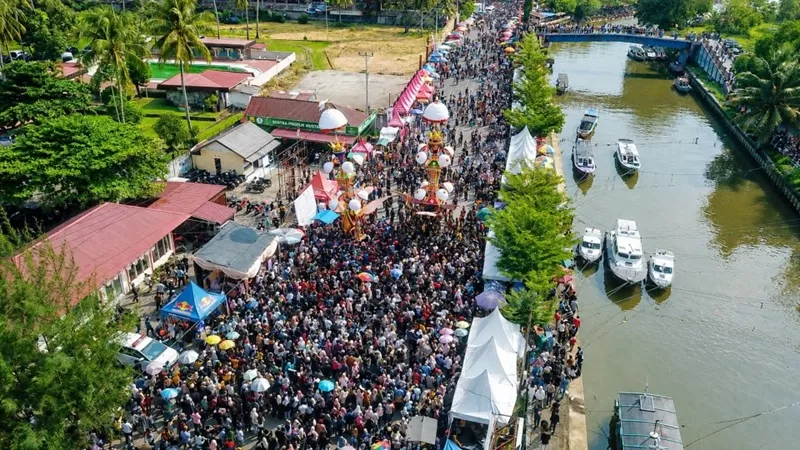 Sejak rangkaian kegiatan dimulai hingga puncak acara yang digelar pada 28 Juni 2026, Kota Pariaman dipadati wisatawan yang datang dari berbagai daerah di Indonesia hingga mancanegara. (Foto: Pemko Pariaman)