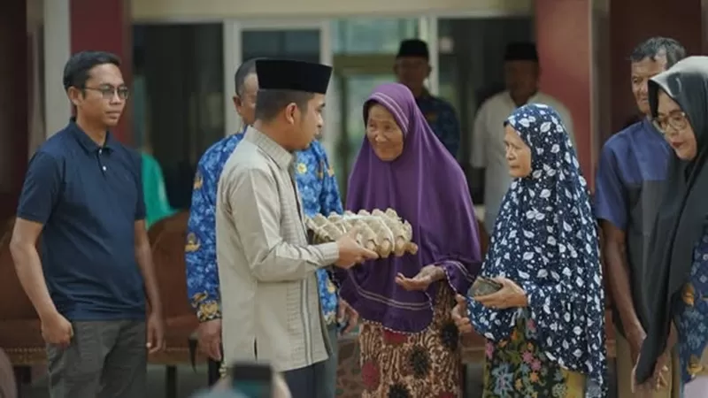 Penyerahan bantuan telur dilakukan secara simbolis di Halaman KAN Laing pada Jumat (17/07/2026). (Foto: Pemko Solok)