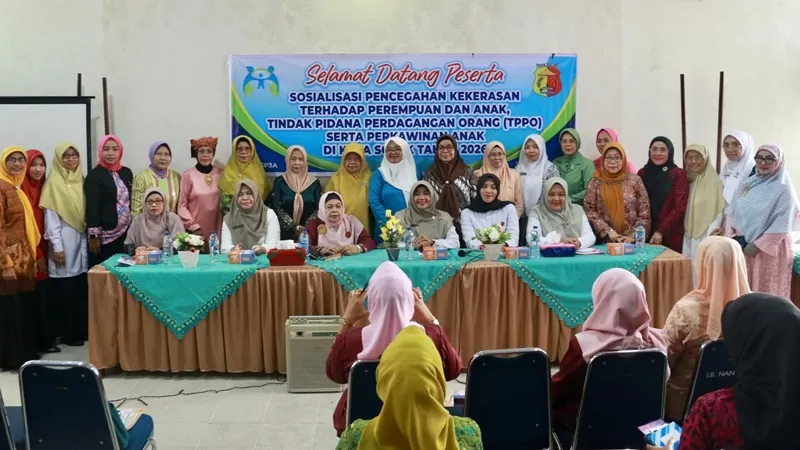 Upaya memperkuat perlindungan terhadap perempuan dan anak terus dilakukan Pemerintah Kota Solok. Melalui Dinas Sosial, Pemberdayaan Perempuan dan Perlindungan Anak (DinsosP3A), pemerintah menggelar sosialisasi pencegahan kekerasan terhadap perempuan dan anak, tindak pidana perdagangan orang (TPPO), serta perkawinan anak sebagai langkah meningkatkan pemahaman masyarakat terhadap berbagai persoalan yang masih menjadi tantangan tersebut, Rabu (15/7/2026).