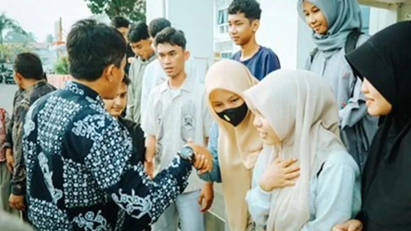 Pelepasan 14 mahasiswa penerima beasiswa Saga Saja Plus 2026 dilakukan Asisten I Sekretariat Daerah Kota Pariaman Elfis Candra yang mewakili Wali Kota Pariaman Yota Balad. Kegiatan berlangsung di halaman Balaikota Pariaman, Kamis (13/8/2026). (Foto: Pemko Pariaman)