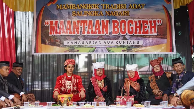 Kegiatan Mauluan Bogheh digelar di halaman Balai Adat Nagari Aua Kuniang pada Minggu (2/8/2026).