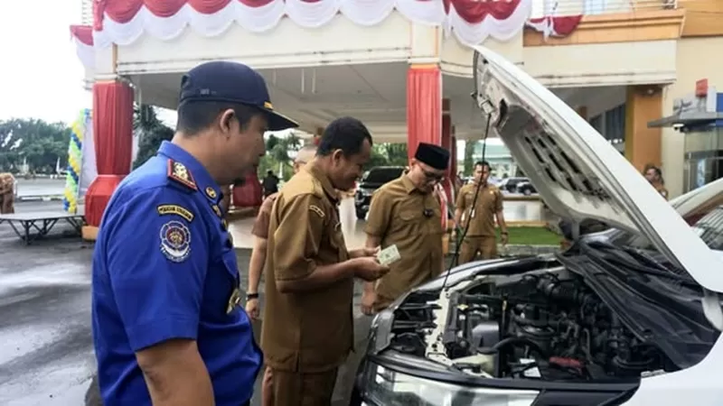 Pemerintah Kabupaten Pasaman Barat menemukan sejumlah kendaraan dinas operasional jabatan yang belum memenuhi kewajiban pembayaran pajak saat inspeksi mendadak (sidak) yang digelar seusai apel gabungan di halaman Kantor Bupati Pasaman Barat, Senin (3/8/2026). (Foto: Pemkab Pasbar)