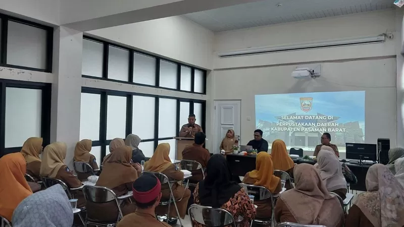 Sebanyak 120 pengelola perpustakaan sekolah dan perpustakaan nagari di Kabupaten Pasaman Barat mengikuti Sosialisasi dan Advokasi Akreditasi Perpustakaan Tahun 2026 yang diselenggarakan Dinas Kearsipan dan Perpustakaan Kabupaten Pasaman Barat. (Foto: Pemkab Pasbar)