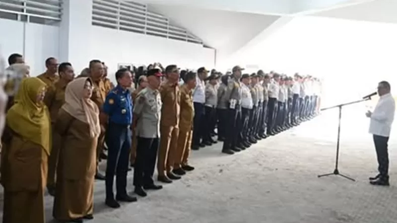 Wali Kota Bukittinggi, Ramlan Nurmatias, saat memimpin apel gabungan Dinas Perhubungan Kota Bukittinggi di Lantai 2 Terminal Tipe-C Pasar Banto, Senin (3/8/2026). (Foto: Pemko Bukittinggi)