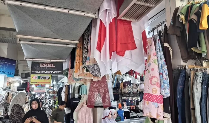 Suasana menjelang HUT ke-81 Kemerdekaan Republik Indonesia mulai terasa di Kota Padang Panjang. Lapak penjual bendera dan atribut kemerdekaan bermunculan di kawasan Pasar Pusat, Jumat (7/8/2026). (Foto: Pemko Padang Panjang)