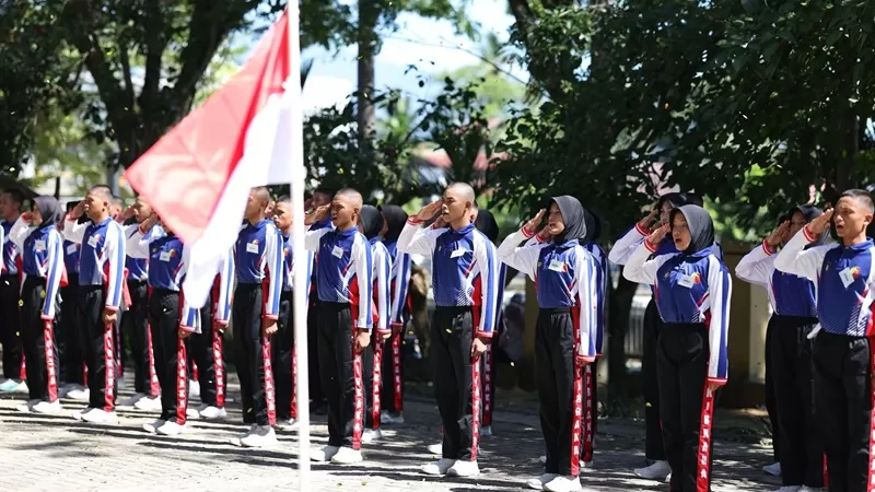  Sebanyak 65 pelajar pilihan dari berbagai SMA/SMK sederajat di Kota Solok mulai menjalani pemusatan latihan sebagai calon anggota Paskibraka. Kegiatan tersebut resmi dibuka Wali Kota Solok di Lapangan Merdeka, Jumat (7/8/2026). (Foto: Pemko Solok)