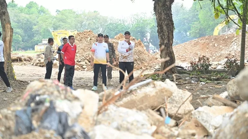 Gubernur Sumatera Barat (Sumbar), Mahyeldi Ansharullah meninjau langsung proses awal rekonstruksi GOR H. Agus Salim Padang, Minggu (16/8/2026). (Foto: Pemprov Sumbar)