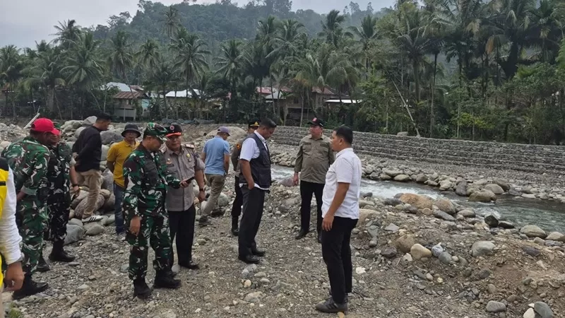 Kasatgas PRR meninjau langsung sejumlah lokasi yang terdampak bencana banjir dan tanah longsor di Kabupaten Pesisir Selatan, Sumatera Barat, Rabu (12/8/2026). (Foto: Pemkab Pessel)