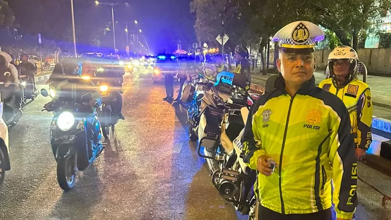 Polisi mengurai arus lalu lintas pada Sabtu (1/8/2026) malam di Padang. (Dok. Humas)