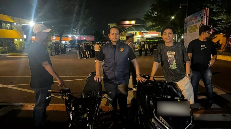 Personel Timsus Charlie Polresta Padang menggelar patroli KRYD pada Sabtu (1/8/2026) malam hingga Minggu (2/8/2026) pagi dan mengamankan 18 sepeda motor berknalpot brong sebagai upaya mencegah balap liar, tawuran dan gangguan kamtibmas. (Dok. Humas)