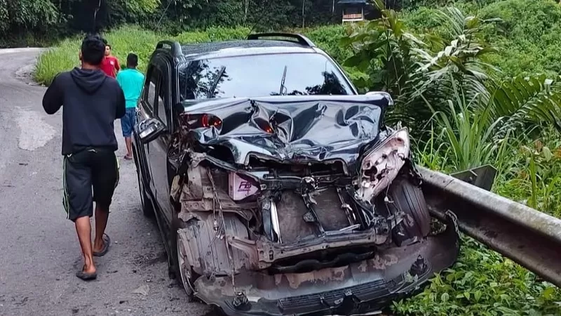 Kondisi kendaraan usai kecelakaan beruntun di Jalan Lurah Barangin, Nagari Ganggo Mudiak, Kecamatan Bonjol, Kabupaten Pasaman, Minggu (2/8/2026) sore. Insiden diduga dipicu truk yang mengalami rem blong hingga menghantam truk tronton yang sedang mengalami patah as. (Dok. Polres Pasaman)