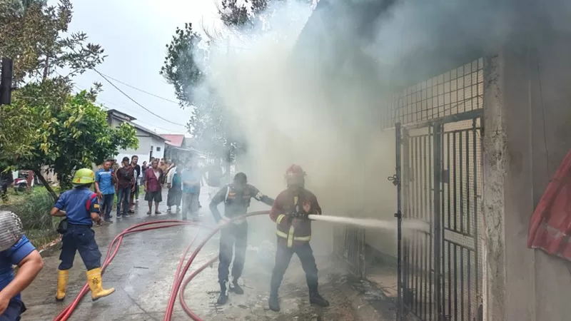 Sebanyak sembilan armada dan 80 personel Dinas Damkar Kota Padang dikerahkan untuk memadamkan kebakaran rumah dan grosiran PMD di Dadok Tunggul Hitam, Senin (3/8/2026) siang. (Dok. Padang Fire Fighter)