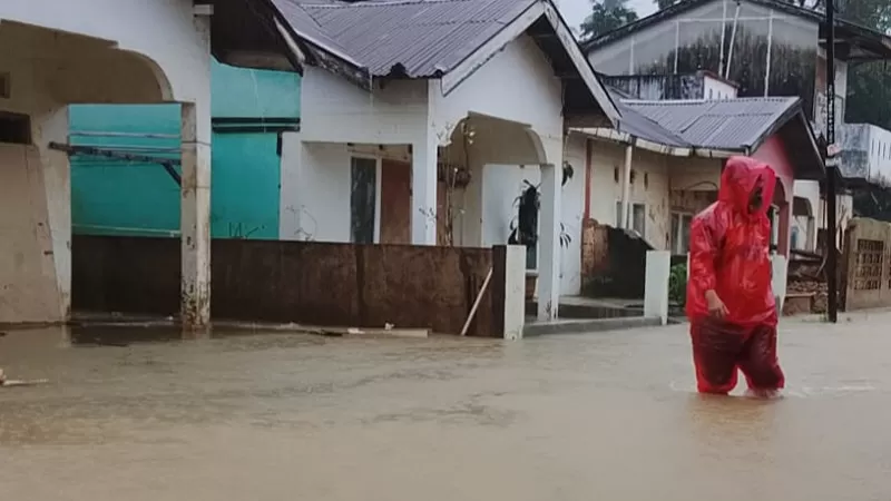Personel BPBD Kota Padang bersama Tim Reaksi Cepat (TRC) dan Kelompok Siaga Bencana (KSB) melakukan evakuasi serta penanganan awal di sejumlah lokasi terdampak hujan lebat disertai angin kencang di Kota Padang, Senin (3/8/2026) siang. (Dok. Pusdalops PB)