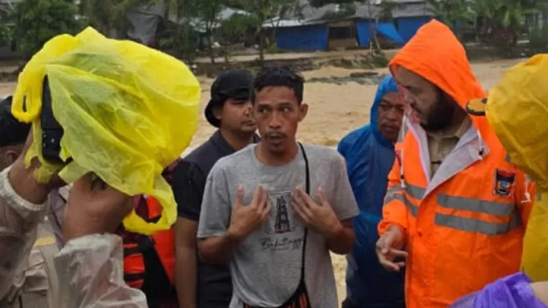 Wali Kota Padang, Fadly Amran meninjau proses evakuasi warga terdampak banjir di kawasan Guo, Kecamatan Kuranji, Senin (3/8/2026) sore. BPBD bersama perangkat daerah mengerahkan personel dan perahu karet untuk membantu warga yang terdampak hujan deras. (Dok. Diskominfo)