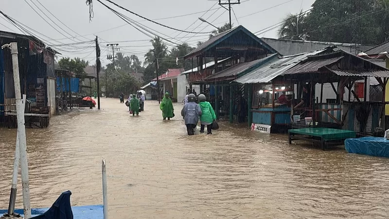 Genangan banjir merendam sejumlah kawasan di Kecamatan Bungus Teluk Kabung, Kota Padang, Senin (3/8/2026), setelah hujan dengan intensitas tinggi mengguyur wilayah tersebut. Pemerintah kecamatan bersama stakeholder terkait dan Kelompok Siaga Bencana melakukan penanganan serta mengimbau masyarakat tetap waspada. (Dok. Kecamatan Bungtekab)