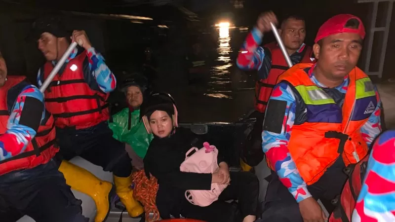 Tim gabungan yang terdiri dari Kepala OPD, BPBD, Damkar, TNI, Polri, KSB dan NGO melakukan evakuasi warga di sejumlah titik banjir di Kota Padang setelah hujan deras mengguyur wilayah tersebut pada Senin (3/8/2026) siang. (Dok. Diskominfo)