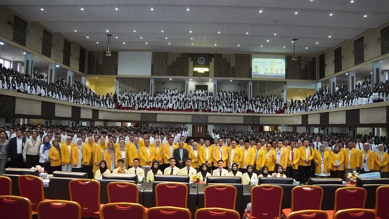 Mahasiswa baru Universitas Negeri Padang (UNP) mengikuti rangkaian Pengenalan Kehidupan Kampus bagi Mahasiswa Baru (PKKMB) 2026. Tahun ini, 12.128 mahasiswa baru dibagi dalam empat gugus untuk mengikuti kegiatan tingkat universitas. (Dok. KKPS UNP)