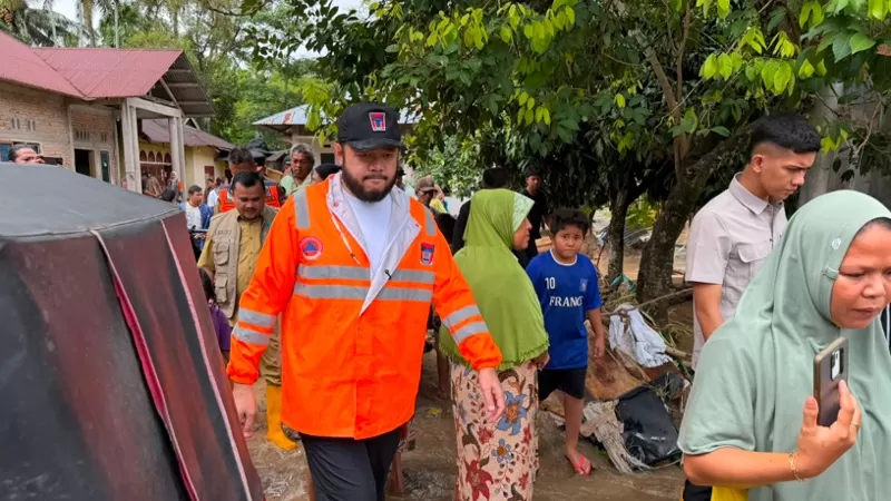 Wali Kota Padang, Fadly Amran meninjau proses penanganan bencana dan pembersihan sisa material banjir di kawasan Gunung Sariak dan Lapau Munggu, Kota Padang, Selasa (4/8/2026) pagi. (Dok. Diskominfo)