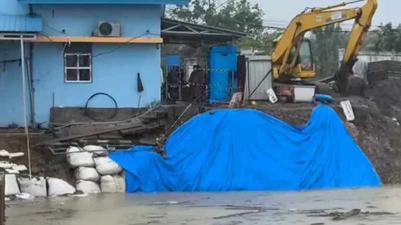 Gangguan sejumlah intake akibat tertimbun batu, pasir, kayu, dan lumpur pasca hujan deras di Kota Padang, Selasa (4/8/2026) siang. (Dok. Perumda AM)