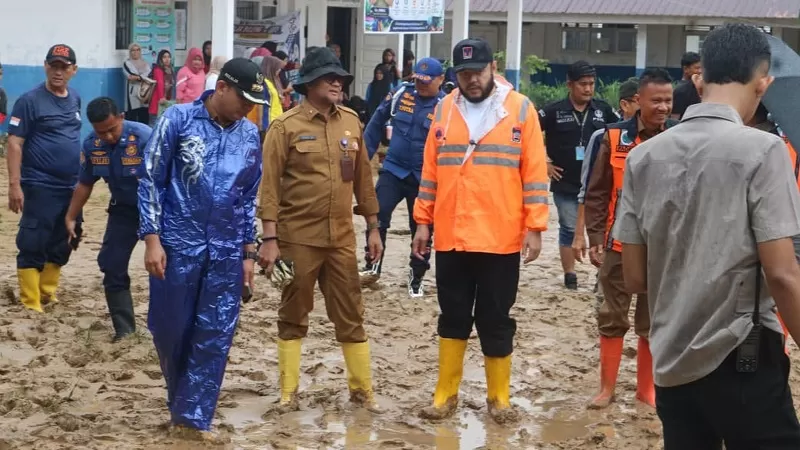 Wali Kota Padang, Fadly Amran bersama jajaran Pemko Padang meninjau kondisi SMP Negeri 41 Padang yang terdampak banjir, Selasa (4/8/2026) siang. (Dok. Diskominfo Padang)