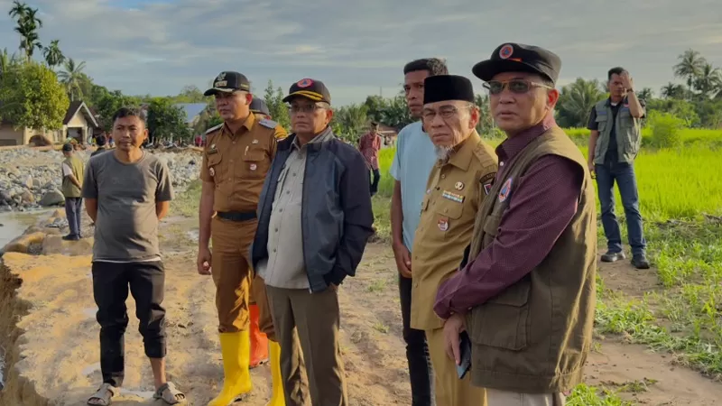 Sestama BNPB, Rustian didampingi Wakil Wali Kota (Wawako) Padang, Maigus Nasir meninjau kawasan Lapau Munggu, Kelurahan Kuranji, Kecamatan Kuranji, yang terdampak banjir, Selasa (4/8/2026) siang. (Dok. Diskominfo)