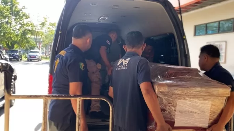 Tim DVI Polda Sumbar menerima jenazah Rino Eka Putra, korban kebakaran KMP Mutiara Sentosa 2, di Posko DVI Biddokkes Polda Sumbar, Ruang Kargo Bandara Internasional Minangkabau (BIM), Rabu (5/8/2026) pagi. (Dok. Bid Dokkes Polda Sumbar)