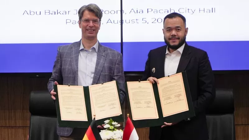 Wali Kota Padang, Fadly Amran bersama Wali Kota Hildesheim Jerman, Ingo Meyer menandatangani pembaruan Letter of Intent (LoI) dan Memorandum of Understanding (MoU) kerjasama Sister City di Aula Abu Bakar Jaar, Balai Kota Padang Aie Pacah, Rabu (5/8/2026) siang. (Dok. Diskominfo)