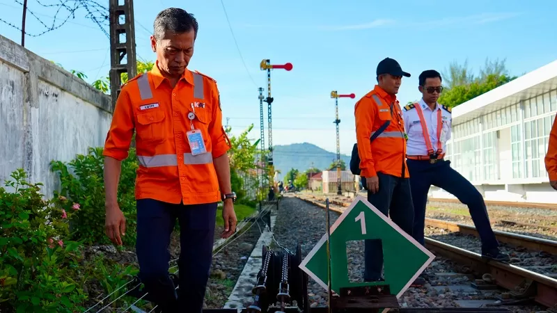 Kepala KAI Divre II Sumbar, Lutfi Wijaya bersama jajaran manajemen saat melakukan pemeriksaan lintas pada petak jalan Stasiun Padang-Teluk Bayur-Stasiun Bukit Putus, Rabu (5/8/2026) siang. (Dok. KAI)