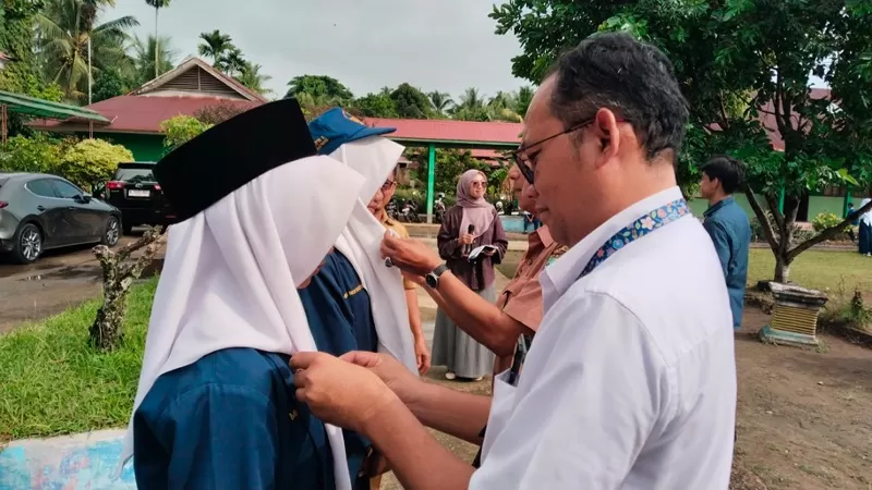 Pertamina Patra Niaga Sumbagut melalui AFT Minangkabau bersama PKBI Sumatera Barat (Sumbar) dan UKASEMA meluncurkan Program Cadiak Pandai Goes to School di SMPN 1 Ulakan Tapakis, Kabupaten Padang Pariaman. (Dok. PPN Sumbagut)