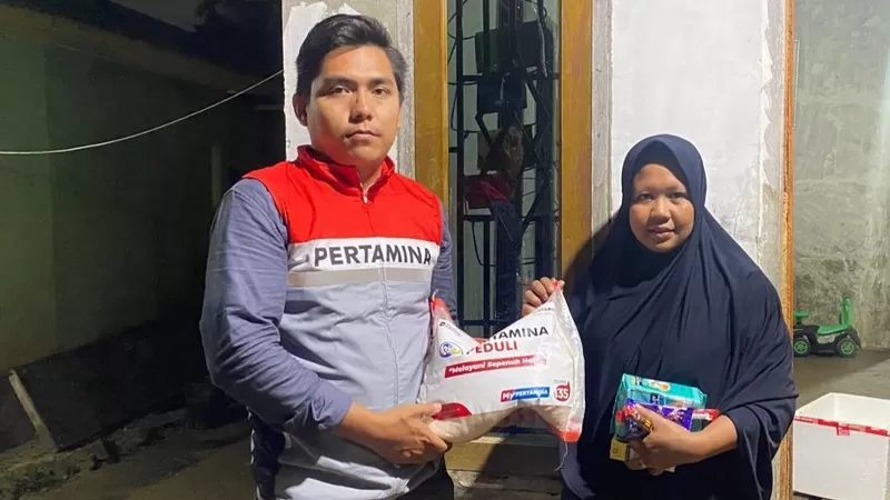Penyaluran bantuan kemanusiaan Pertamina Patra Niaga Sumbagut kepada warga terdampak banjir di Kecamatan Kuranji, Air Pacah dan Koto Tangah, Kota Padang, Rabu (5/8/2026) malam. (Dok. PPN Sumbagut)