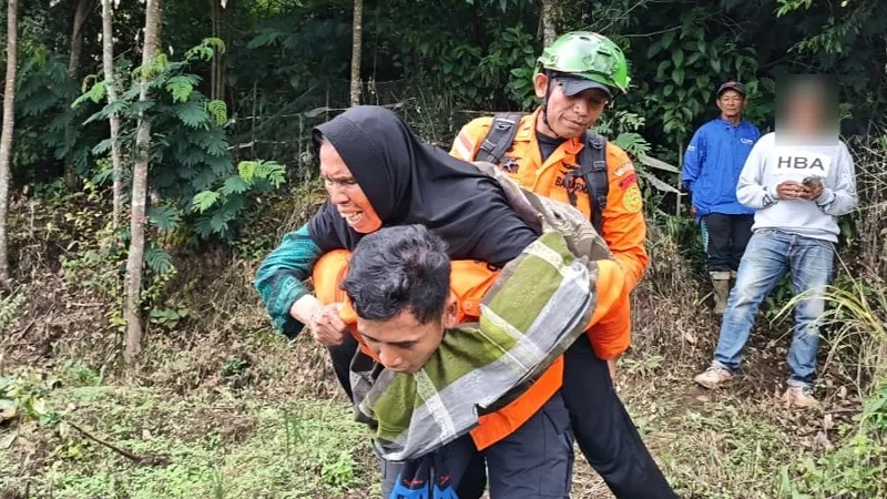 Tim SAR gabungan menemukan Syafrida (67) yang sebelumnya dilaporkan hilang di kawasan hutan Jorong Batang Silasiah, Tabek Gadang, Kabupaten Agam. (Dok. Basarnas)