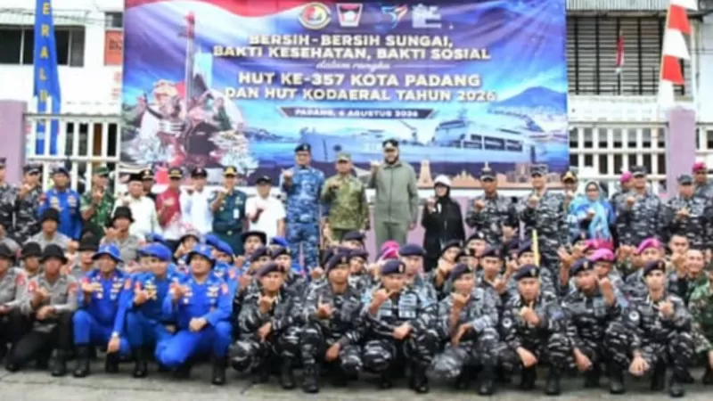 Wali Kota Padang, Fadly Amran memimpin apel sebelum aksi bersih Sungai Batang Arau bersama 330 personel dari unsur TNI, Polri, instansi vertikal, perangkat daerah, kecamatan dan kelurahan, Kamis (6/8/2026) pagi. (Dok. Diskominfo)