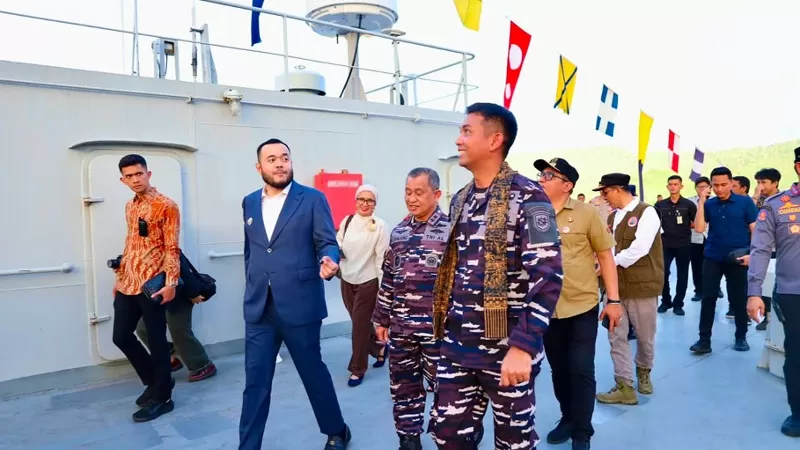 KRI Teluk Kendari-518 tiba dan bersandar di Dermaga IV Pelabuhan Teluk Bayur, Padang, Kamis (6/8/2026), dalam rangkaian Hari Jadi Kota (HJK) Padang ke-357 tahun. (Dok. Diskominfo)