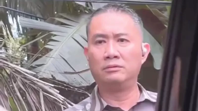 Tangkapan layar video dugaan cekcok antara Dirreskrimum Polda Sumbar, Kombes Teddy Fanani dengan seorang pengendara yang diketahui merupakan driver di lingkungan Pemerintah Provinsi Sumbar. (Dok. Instagram/@bill_irzano)