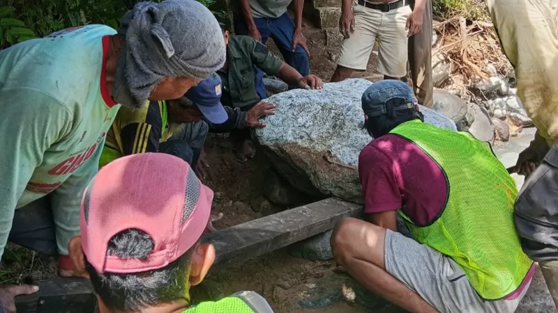 Tim monitoring PUPR melalui UPT Irigasi Wilayah 1 melakukan penanganan kerusakan daerah irigasi pertanian pasca banjir di Kecamatan Kuranji dan Kecamatan Pauh, Padang, Jumat (7/8/2026) siang. (Dok. DPUPR Padang)