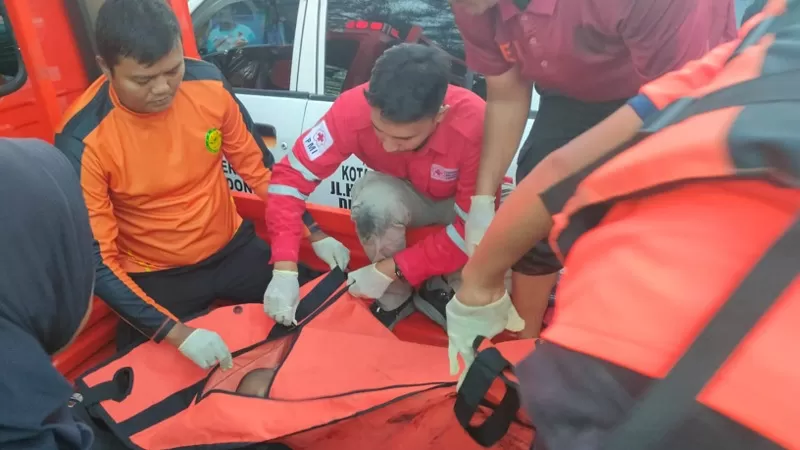 Tim SAR gabungan mengevakuasi pelajar SMK 3 Pariaman, Farid (15) yang ditemukan dalam kondisi meninggal dunia setelah dilaporkan hanyut saat mandi bersama teman-temannya di Desa Apar, Kecamatan Pariaman Utara, Kota Pariaman, Jumat (7/8/2026) sore. (Dok. Basarnas)