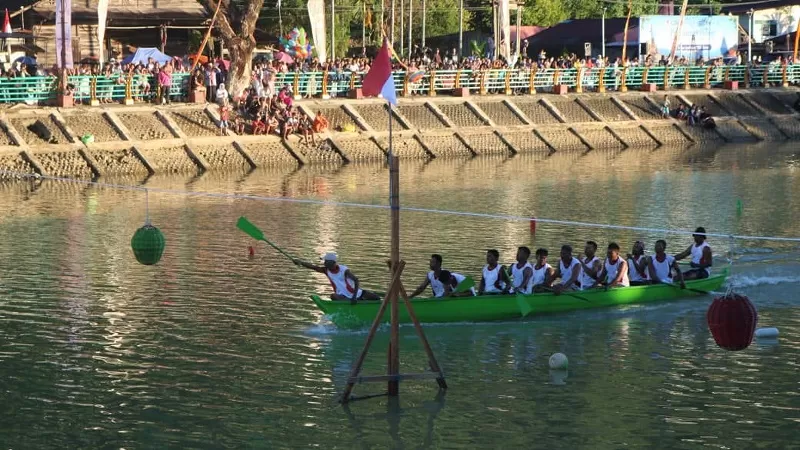 Peserta berlaga dalam Selaju Sampan Tradisional kategori KU Junior 18 Tahun di Batang Palinggam, Kota Padang, 7 Agustus 2026. Sebanyak 13 tim mengikuti perlombaan tersebut, melampaui target awal panitia sebanyak 10 tim. (Dok. Diskominfo)