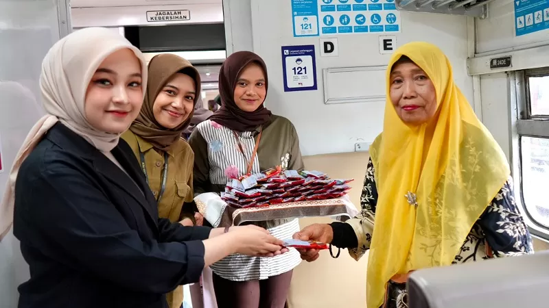 Jajaran KAI Divre II Sumbar menyapa pelanggan dan membagikan cokelat sebagai bentuk apresiasi dalam rangka Hari Jadi Kota (HJK) Padang ke-357 di Stasiun Padang, Jumat (7/8/2026) siang. (Dok. KAI)