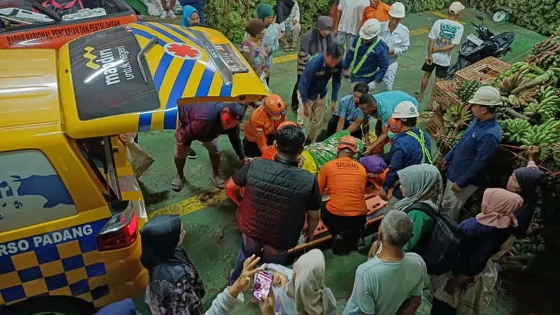 Tim SAR melakukan proses evakuasi penumpang KMP Ambu-ambu di Dermaga Bungus Padang setelah penumpang tersebut melahirkan di atas kapal saat perjalanan dari Sikakap menuju Padang. (Dok. Basarnas)