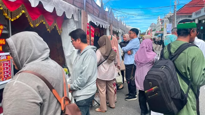 Pengunjung melihat dan menikmati beragam kuliner tradisional Minangkabau serta produk UMKM lokal dalam Padang Gastronomy Market di kawasan Kota Tua, Jalan Batang Arau, Kota Padang, Sabtu (8/8/2026) siang. (Dok. Diskominfo)